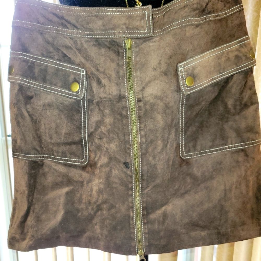 Dark brown suede lined skirt with front pockets.